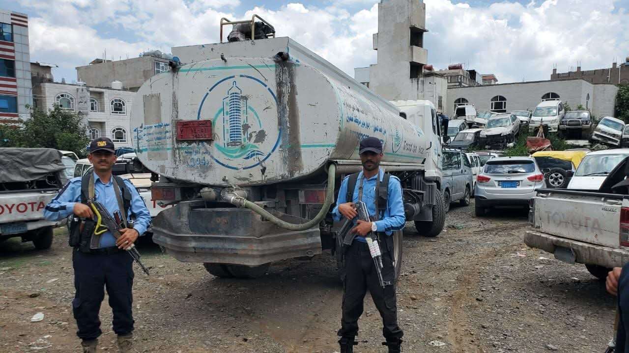 رجال المرور يحملون اسلحة وينفذون حملة منع لهذه السيارات