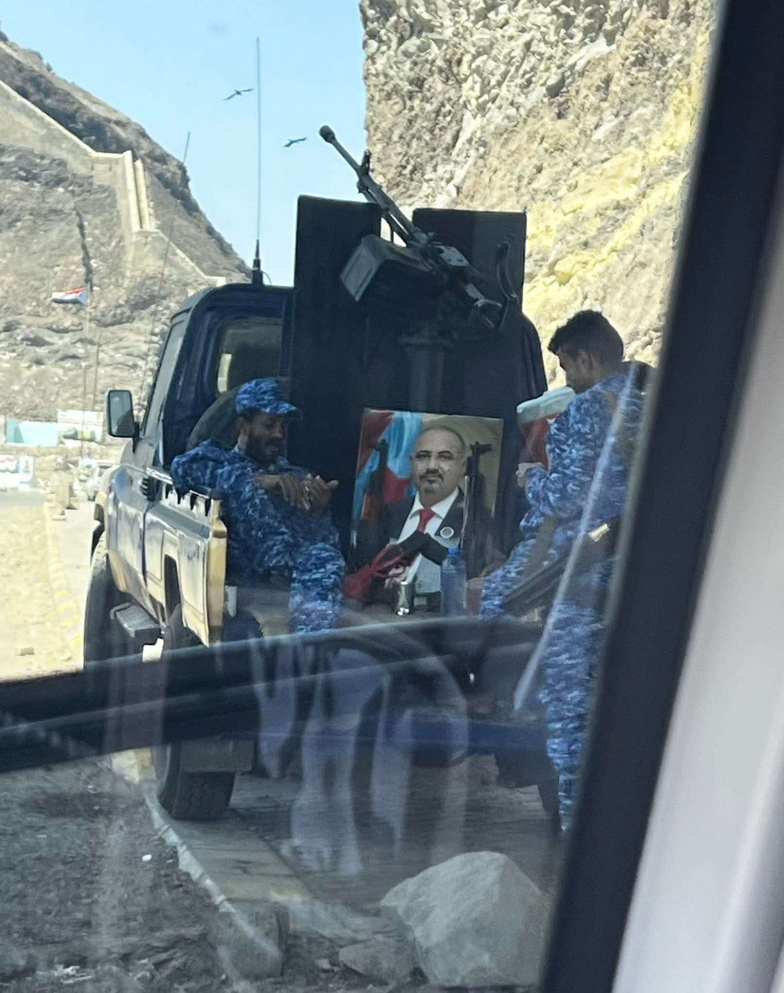 قوات عسكرية بعدن ترفع صور عيدروس الزبيدي