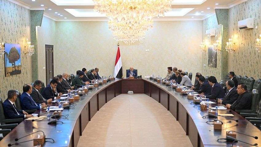 رئيس مجلس القيادة يرأس جانبا من اجتماع مجلس الوزراء