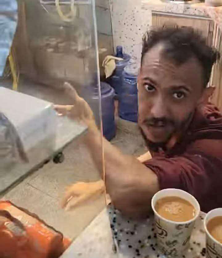 عاجل:عقب ضغط شعبي ادارة مطار عدن تعيد بائع البوفية الى العمل