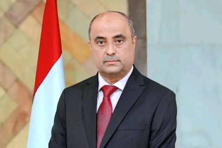 صحفي يخاطب رئيس الوزراء ويطلب منه القيام بهذا الامر