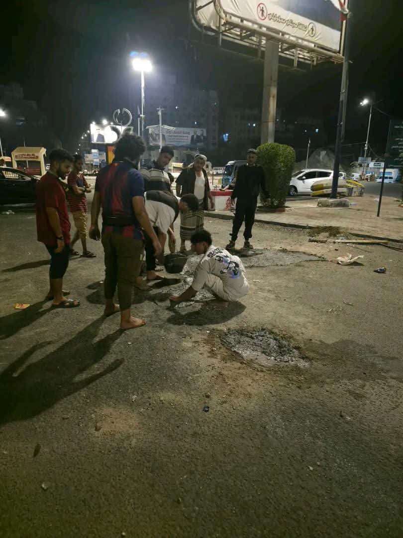 تحرك شبابي في عدن يلفت الأنظار ويكسب احترام المواطنين