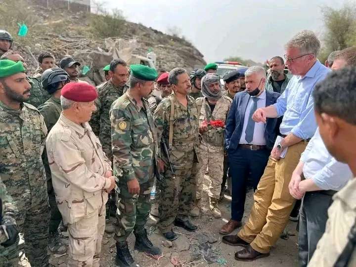 وفد دولي يزور النقاط الأمنية المكلفة بتأمين هذه الطريق الرابطة بين هذه المحافظات لمناقشة هذا الأمر .."