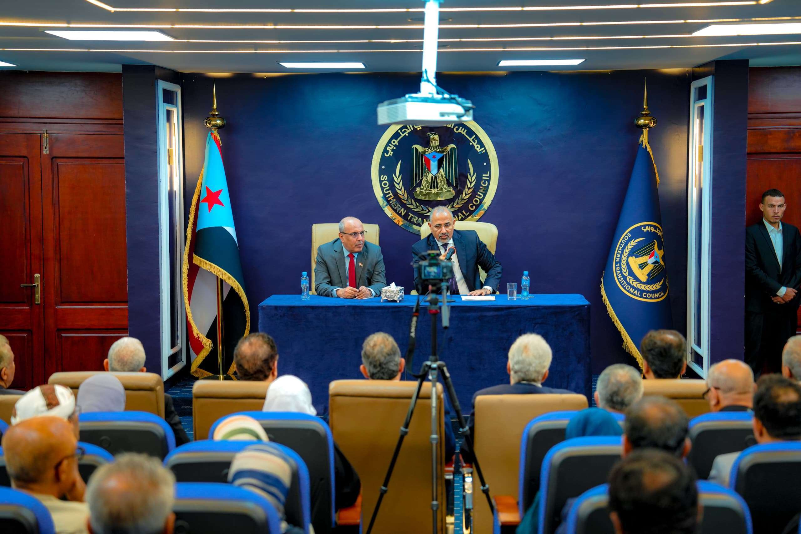 عيدروس الزبيدي يعقد اول اجتماع في عدن ويتحدث عن الاحتجاجات الشعبية ويكشف عن قرارات هامة قادمة