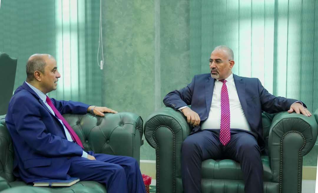 عيدروس الزبيدي يلتقي رئيس الوزراء ويؤكد هذا الامر بشان القطاعين الاقتصادي والخدمي