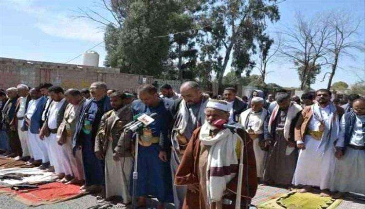 سخرية لاذعة من صلاة "سيلفي" في صنعاء.. ما القصة