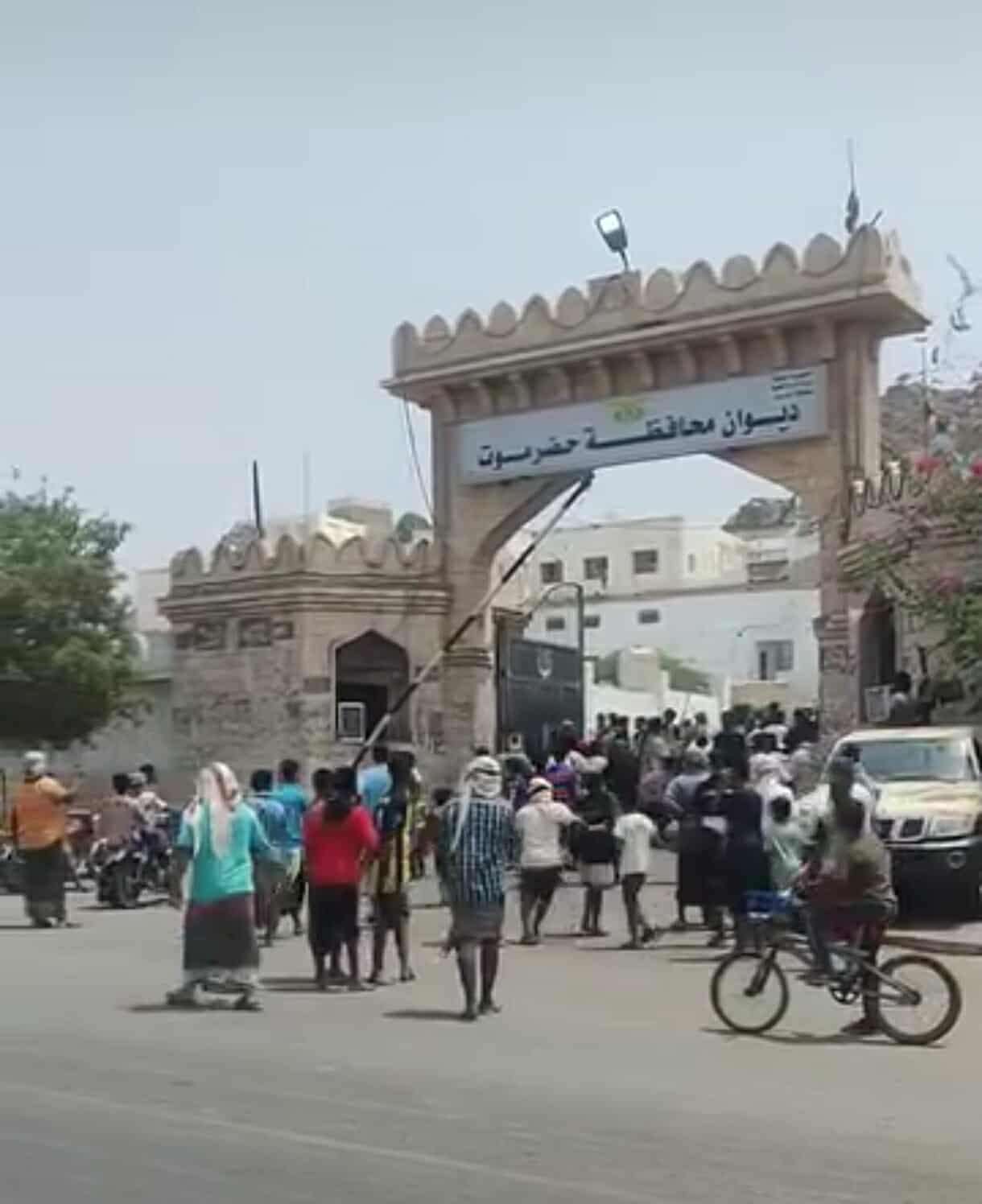 عاجل:اول فيديو لاقتحام مبنى المحافظة