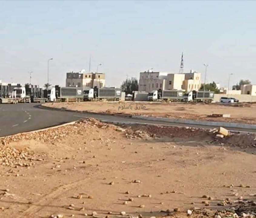 وصول أول دفعة من معدات مشروع الكهرباء الإسعافي إلى منفذ الوديعة تمهيدًا لنقلها إلى هذا المكان