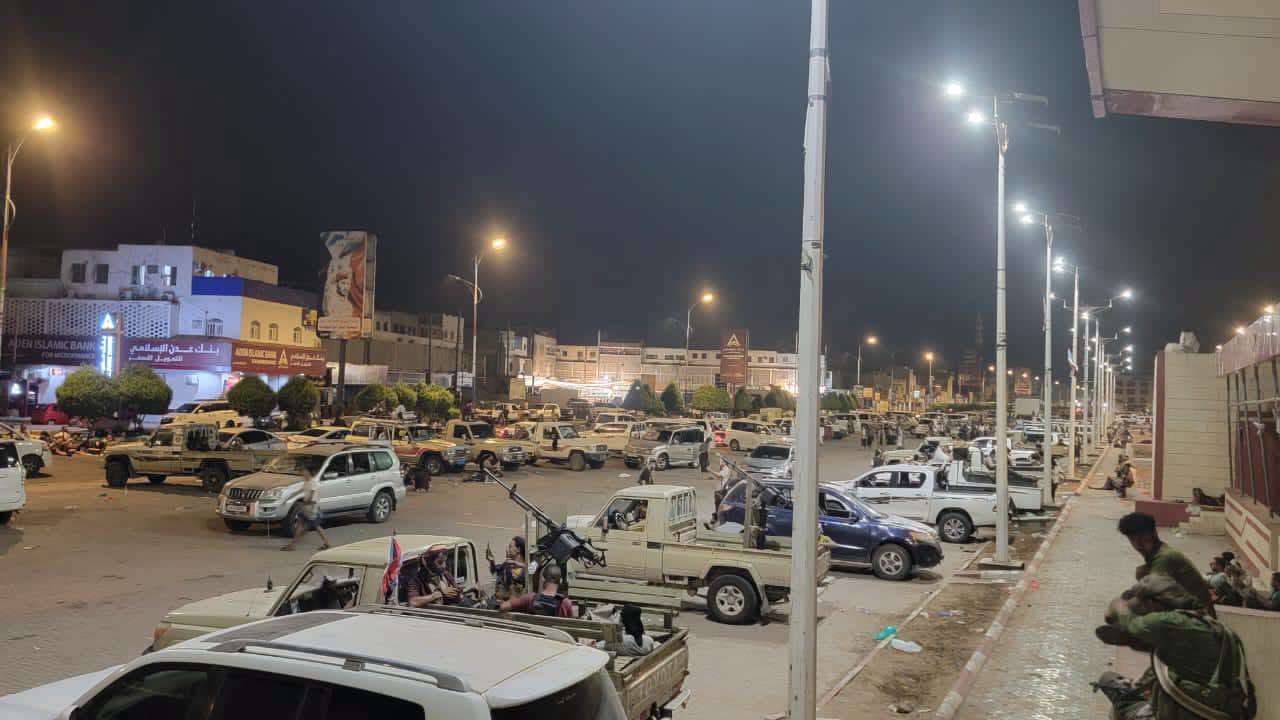 عاجل:​قوات الانتقالي تتوغل وتختلط بمسلحي ردفان في ساحة العروض بعدن رغم الغاء صفقة الاسرى