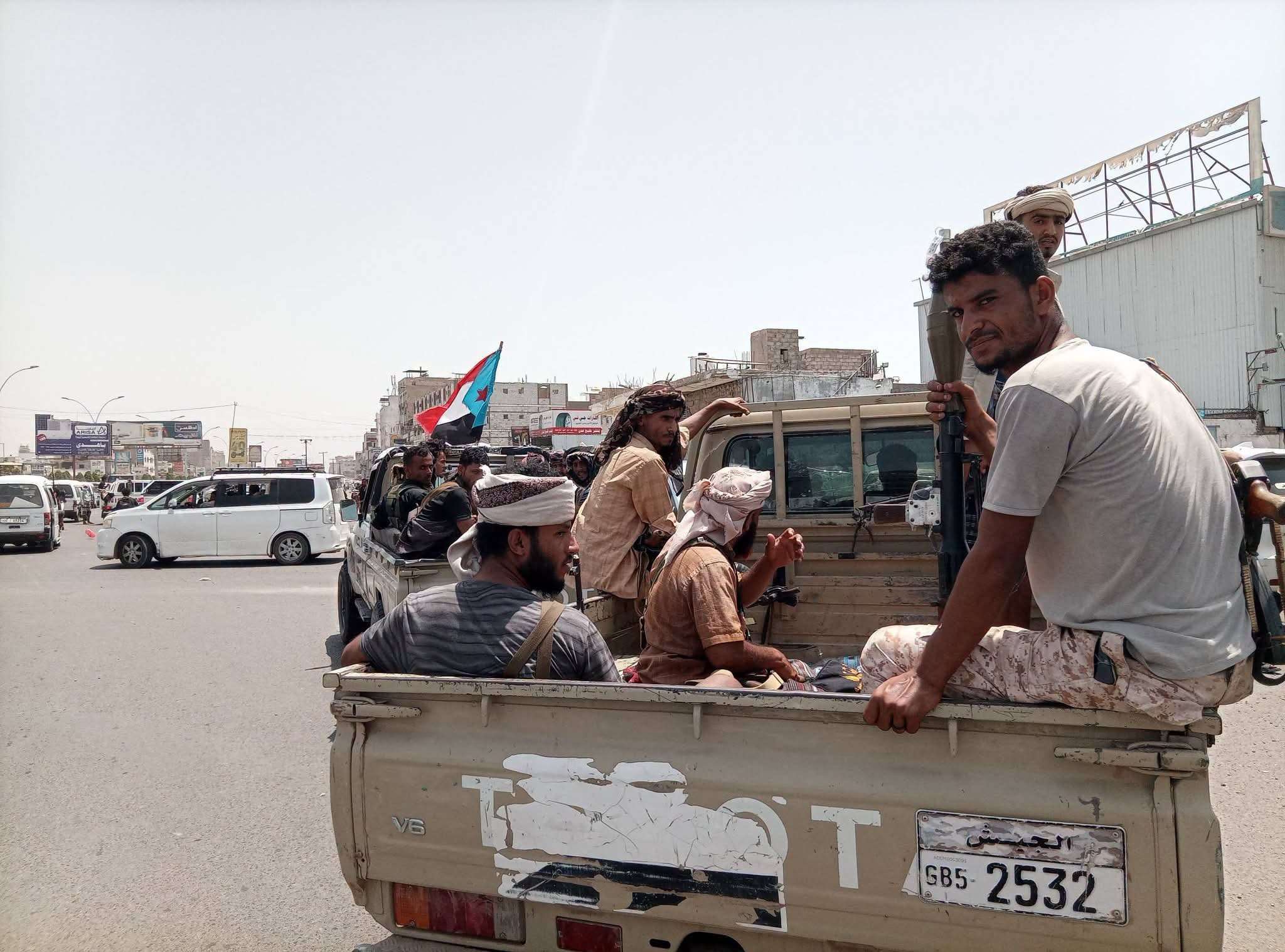 شاهد .. صور أولية لحظة انسحاب الحشود القبلية من ساحة العروض بخور مكسر