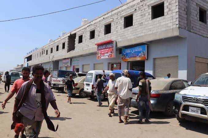 تفاصيل صادمة.. خلاف يتحول إلى اعتداء دموي بباص يهدد حياة موظف في عدن