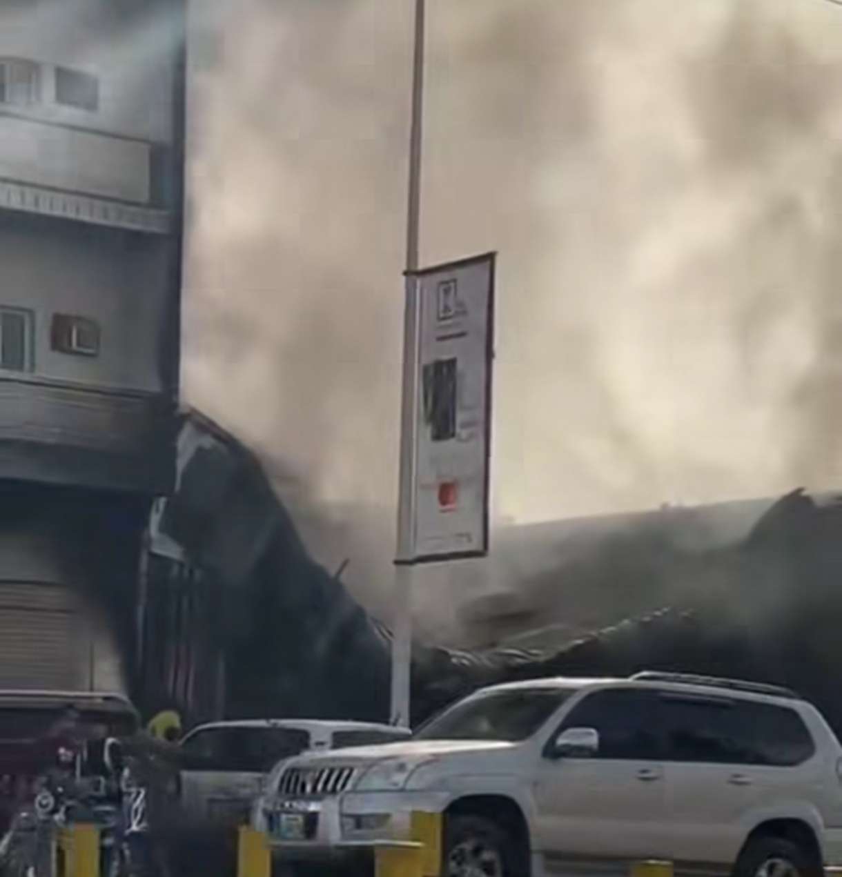 اندلاع حريق في محل بنشر بخط الخمسين في عدن