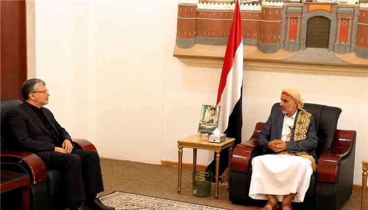 مراسل الجزيرة يفجرها ويكشف امر خطير من ظهور السفير الإيراني في صنعاء.