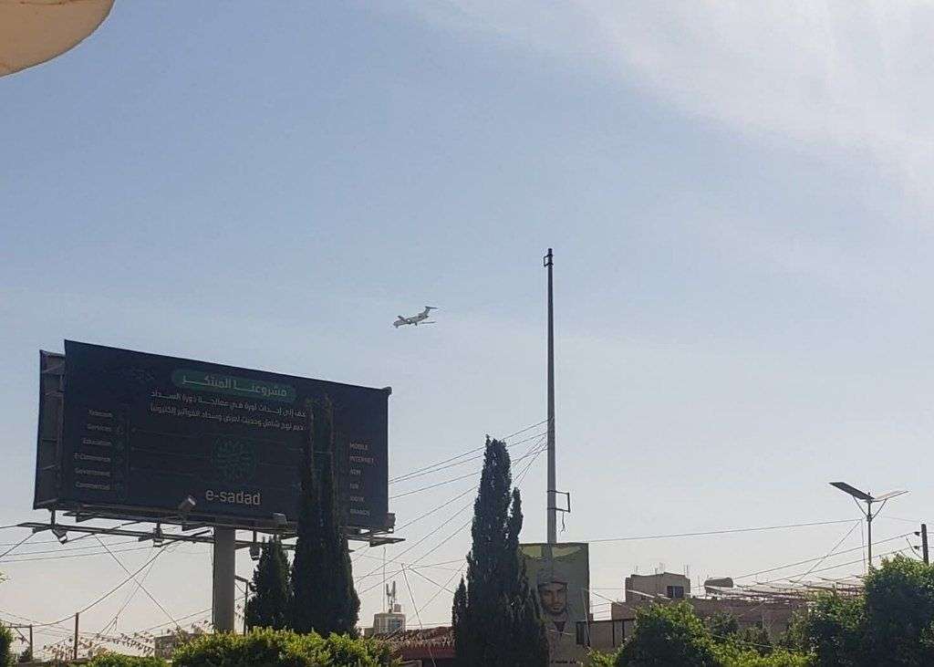 شاهد أول صورة لحظة هبوط طائرة مدنية في مطار صنعاء