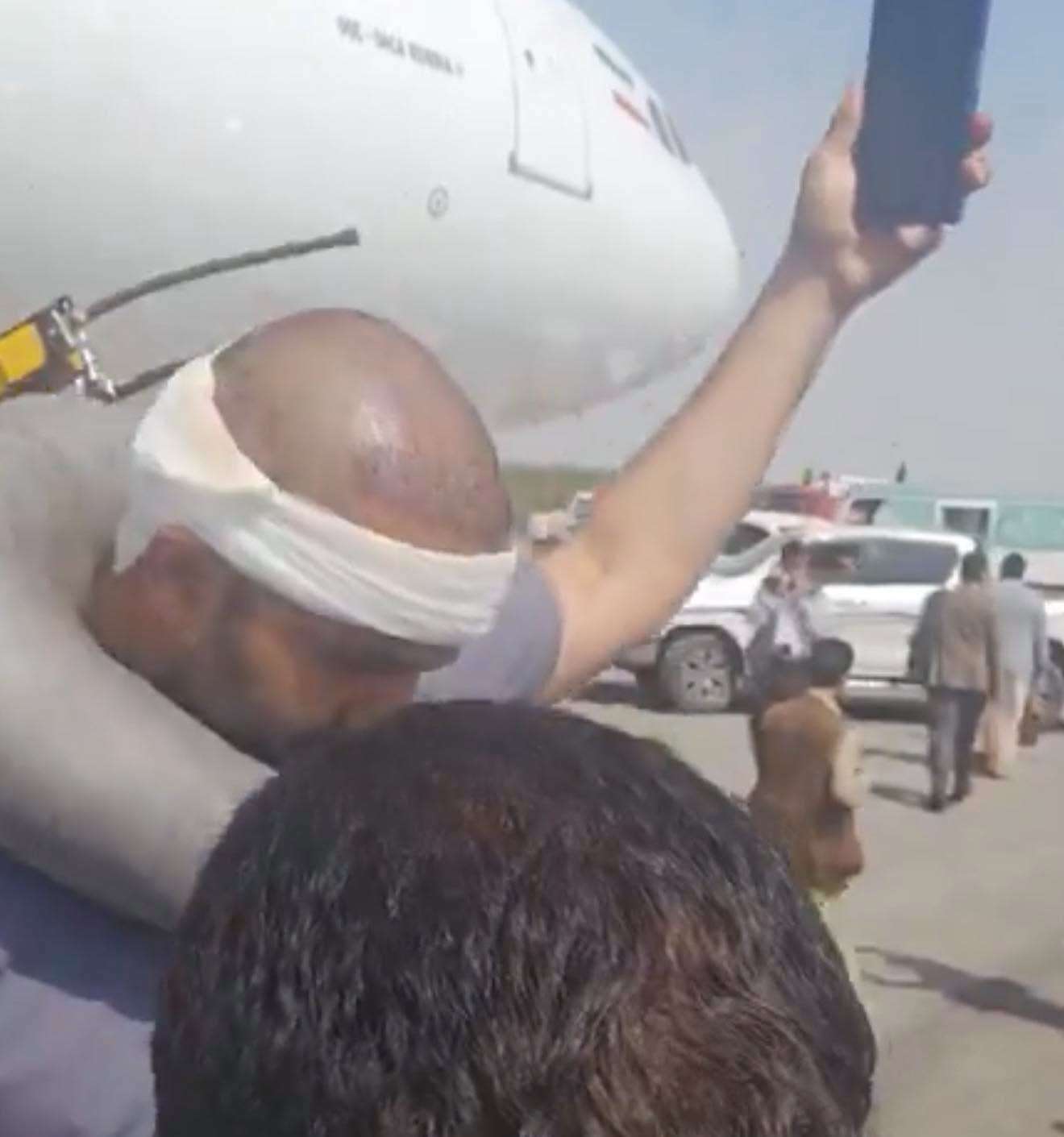 ذهب لتشييع المرشد... قيادي حو ثي يعود من طهران بـ