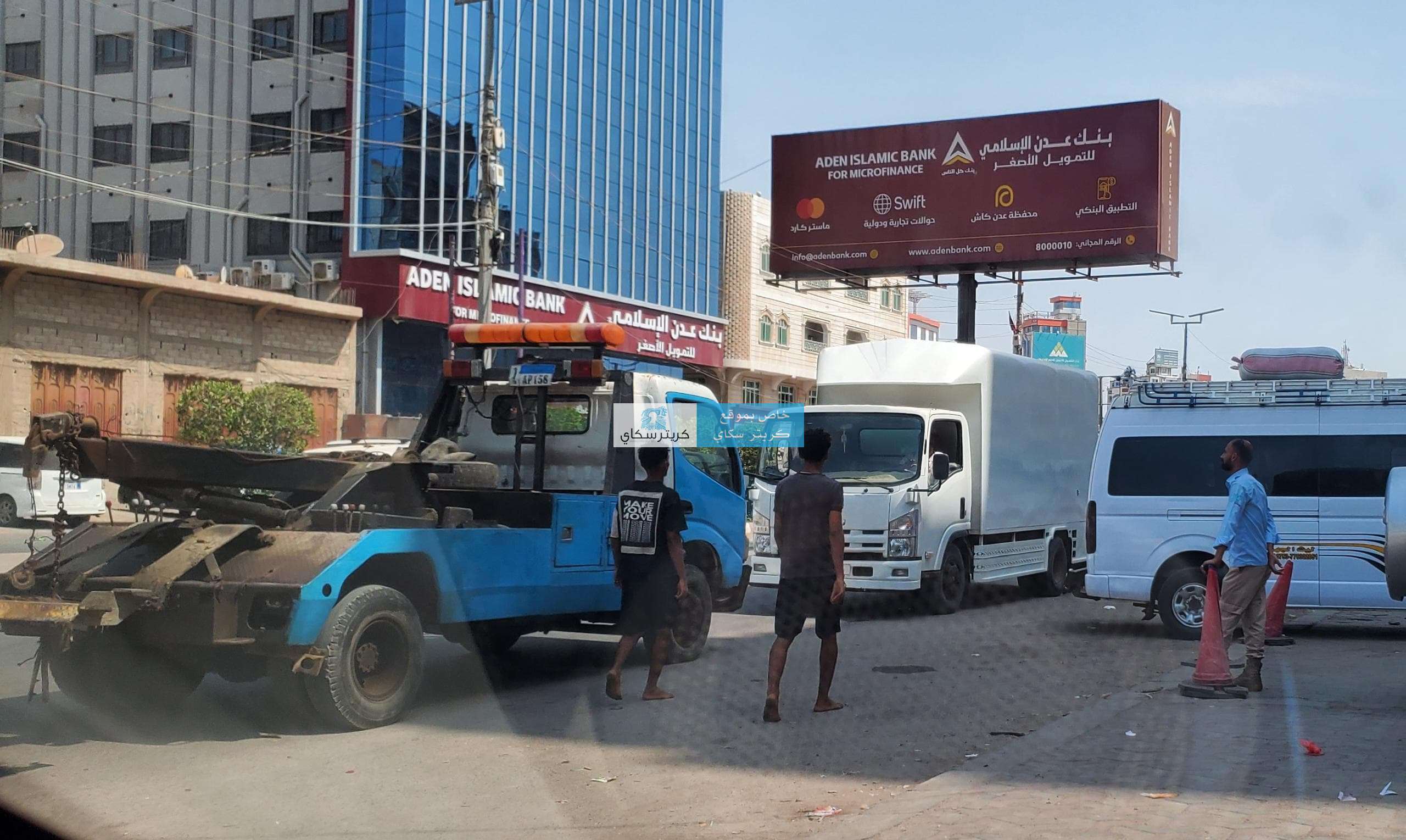 حدث الان.. رجل مرور يجبر شاحنة مخالفة على العودة في شارع التسعين بعدن