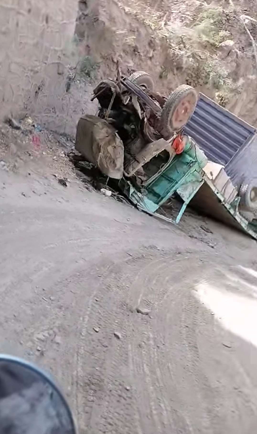 عاجل وفاة سائق الشاحنة متأثرًا بإصاباته بعد أيام من حادث انقلاب في طريق كربة عاجل وفاة سائق الشاحنة متأثرًا بإصاباته بعد أيام من حادث انقلاب في طريق كربة