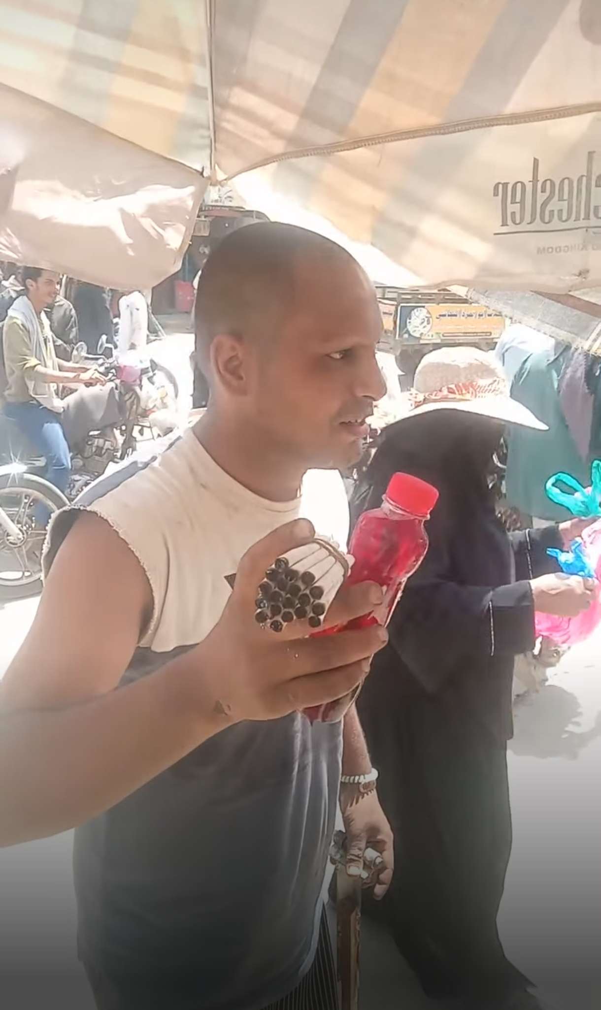 مختل عقليا يتحرش بالنساء مختل عقليا يتحرش بالنساء
