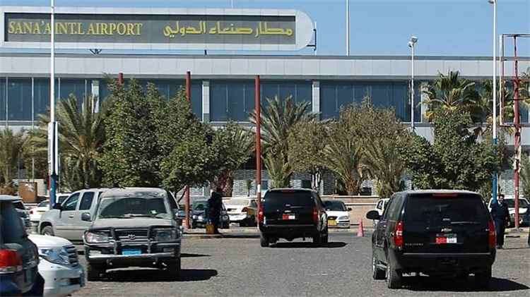 مطار صنعاء.. فرق حو ثية تواصل إصلاح المدرج الرئيسي بعد أيام من القصف الجوي