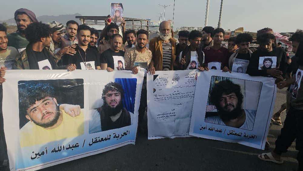 رغم انتهاء محكوميته.. أسرة سجين في عدن تحتج بعد رفض الإفراج عنه