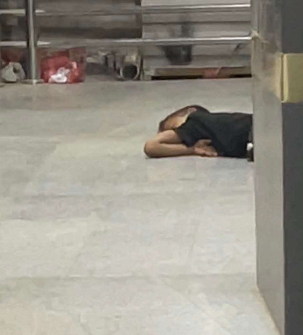 طفل ينام على رصيف في عدن ويقول إن والديه محتجزان.. دعوات للتدخل والتحقق من حالته