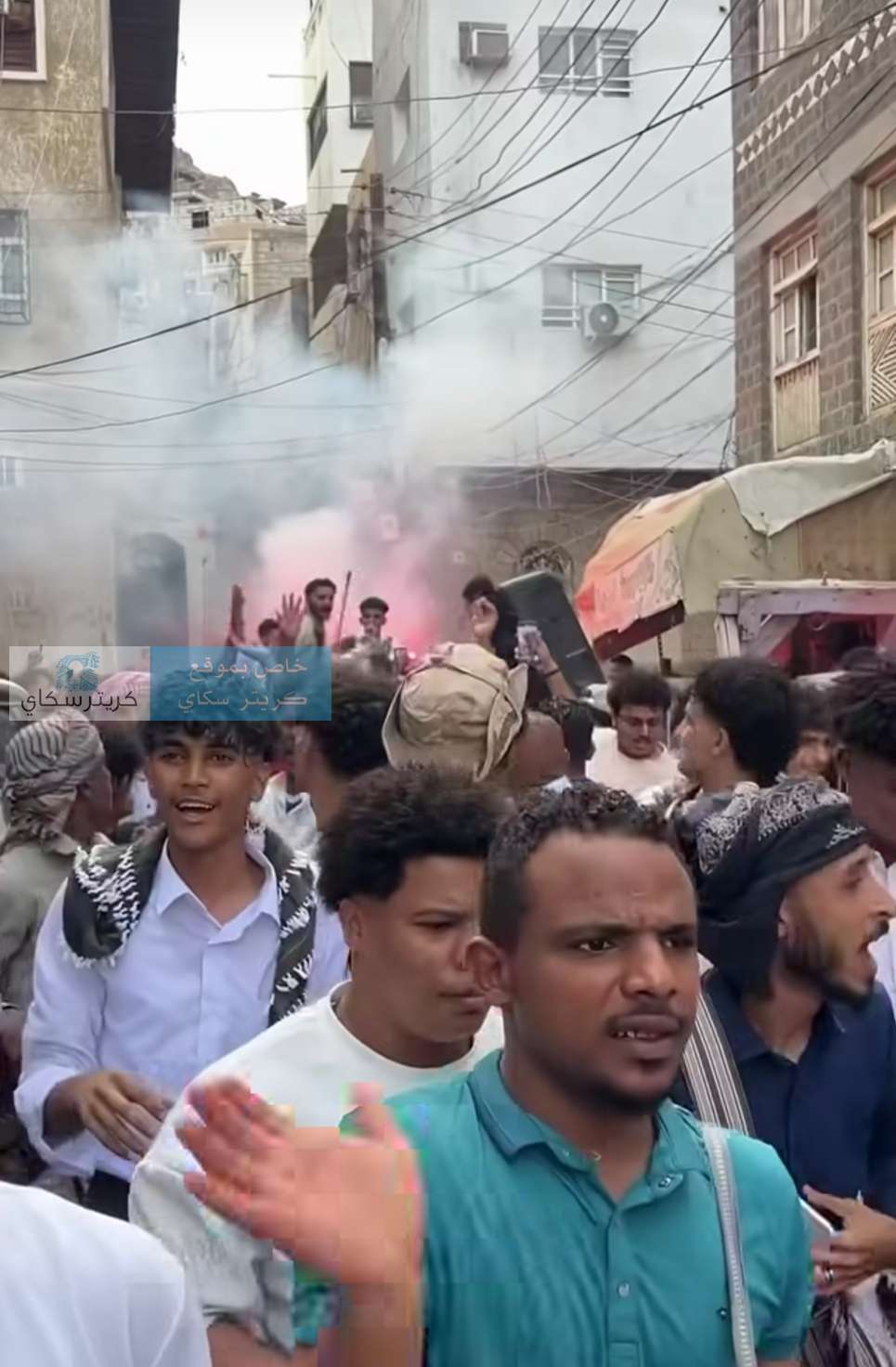 لأول مرة .. شاب عدني يزف نفسه بنفسه