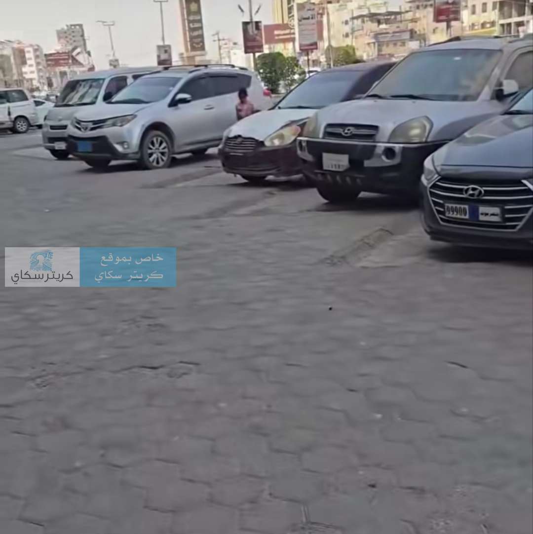 مشهد محير أمام مستشفى بعدن.. سيارات متوقفة منذ فترة تثير فضول المواطنين