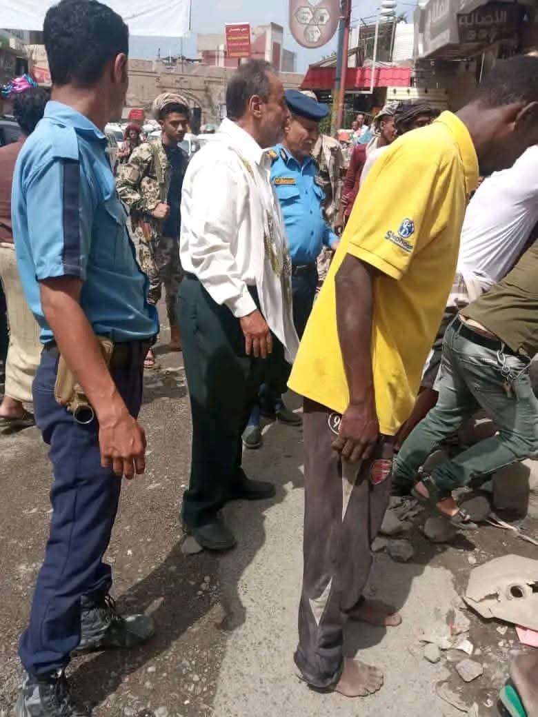 حملة جديدة تستهدف الباعة المتجولين في شارع جمال بتعز