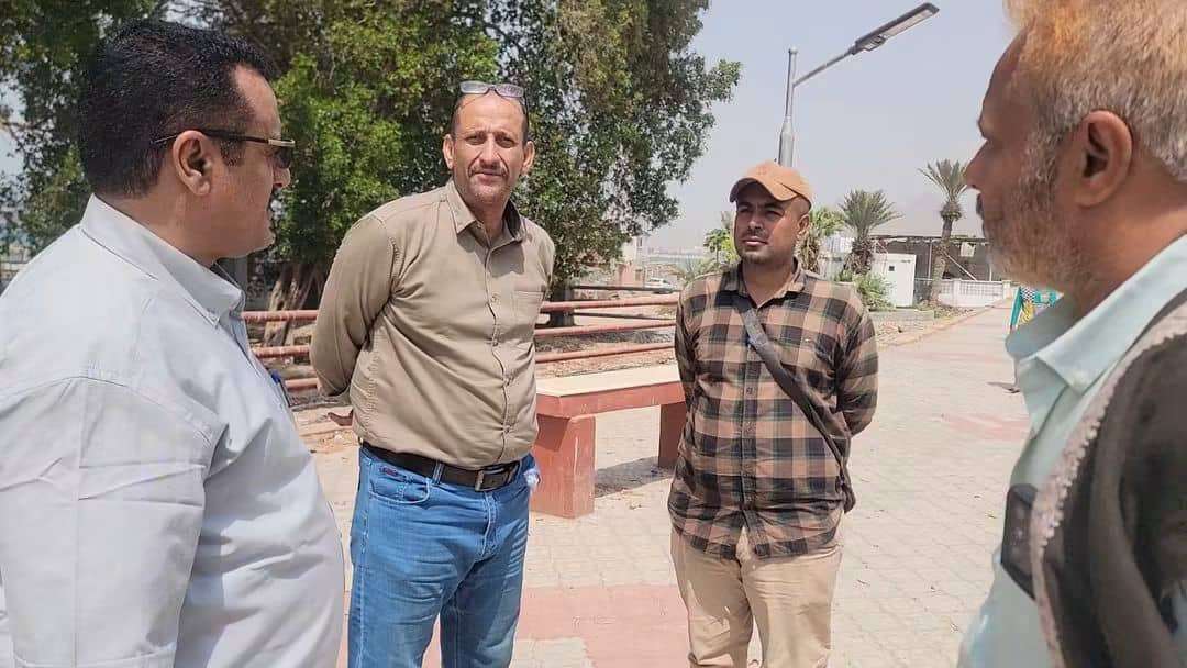 مسؤولان في عدن يعلنان قرب بدء مشروع لإعادة تأهيل شبكة الصرف الصحي في كورنيش كود النمر