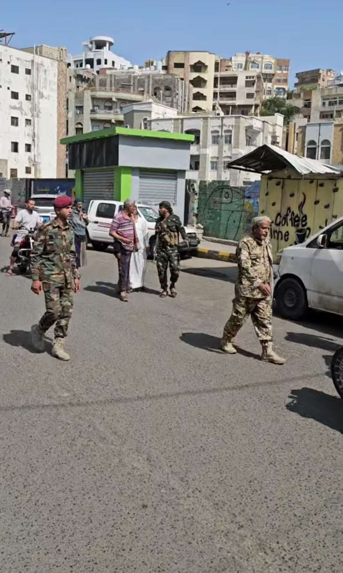 انتقادات لحملة إزالة العشوائيات في تعز بعد الإبقاء على أكشاك مخالفة بشارع مدرسة الشعب