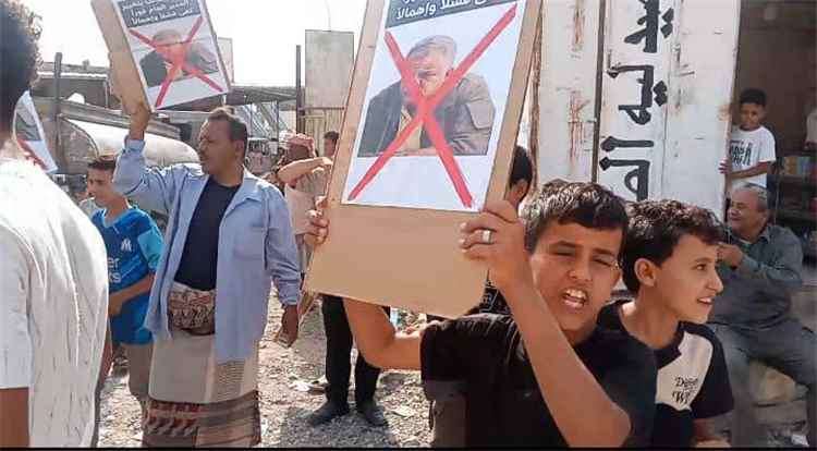 مظاهرات في حبيل جبر بلحج للمطالبة بإقالة مدير المديرية وسط اتهامات بتدهور الخدمات