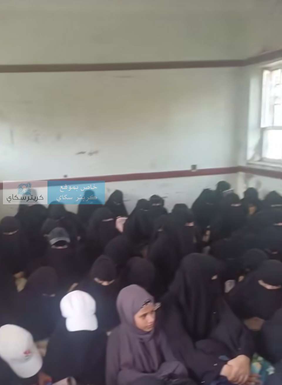غضب واسع بعد انتشار صور لطالبات يفترشن الأرض داخل الفصل