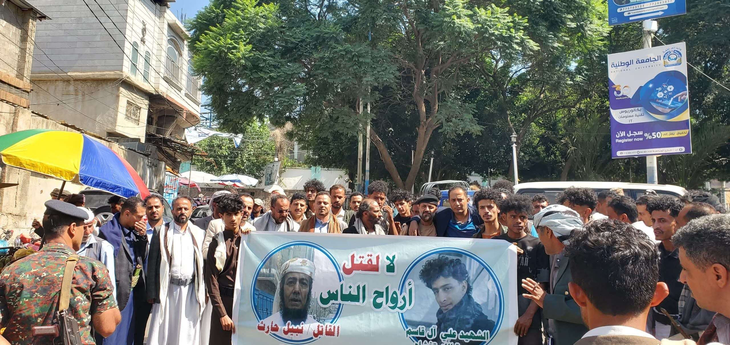 حضور جماهيري أمام محكمة الظهار بالتزامن مع جلسة النطق بالحكم في قضية مقتل الشاب علي