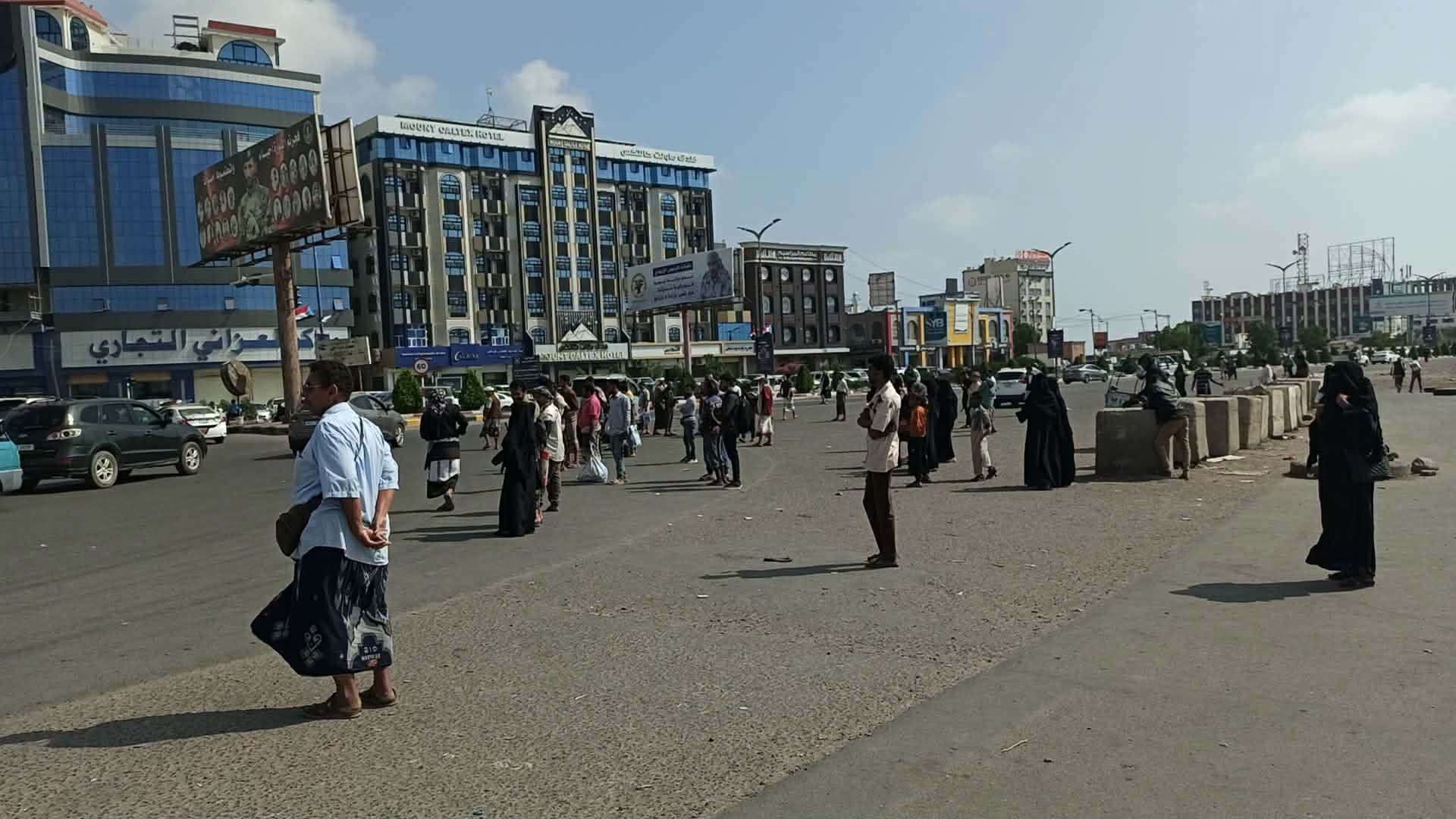 مواطنون: لا نجد باصًا بسبب أزمة الغاز في عدن