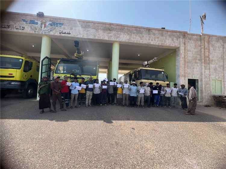 موظفو مطار سقطرى يطالبون بإقالة مدير المطار ويحذرون من إضراب شامل