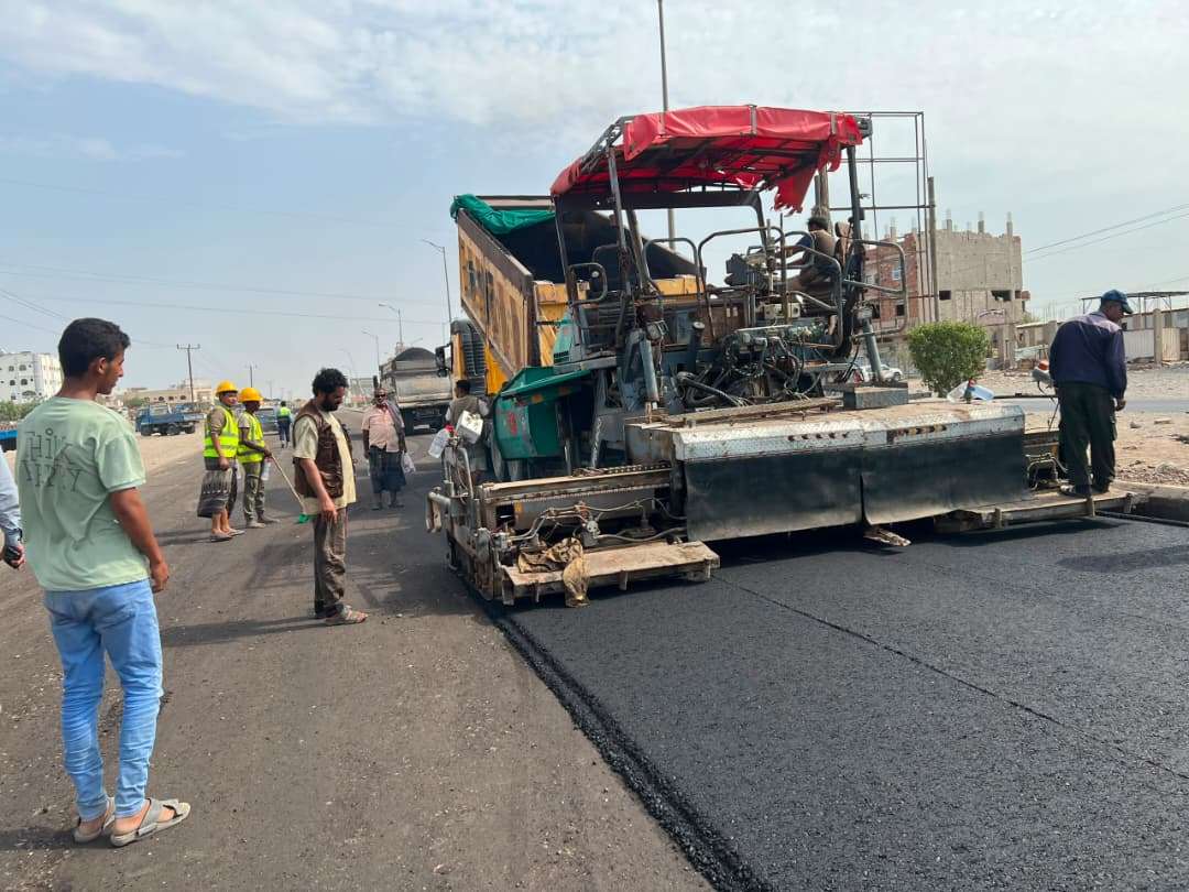 بتوجيهات وزير الأشغال ومتابعة محافظ لحج .. بدء أعمال سفلتة طريق الحوطة – نوبة دكيم ضمن مشروع الصيانة الروتينية
