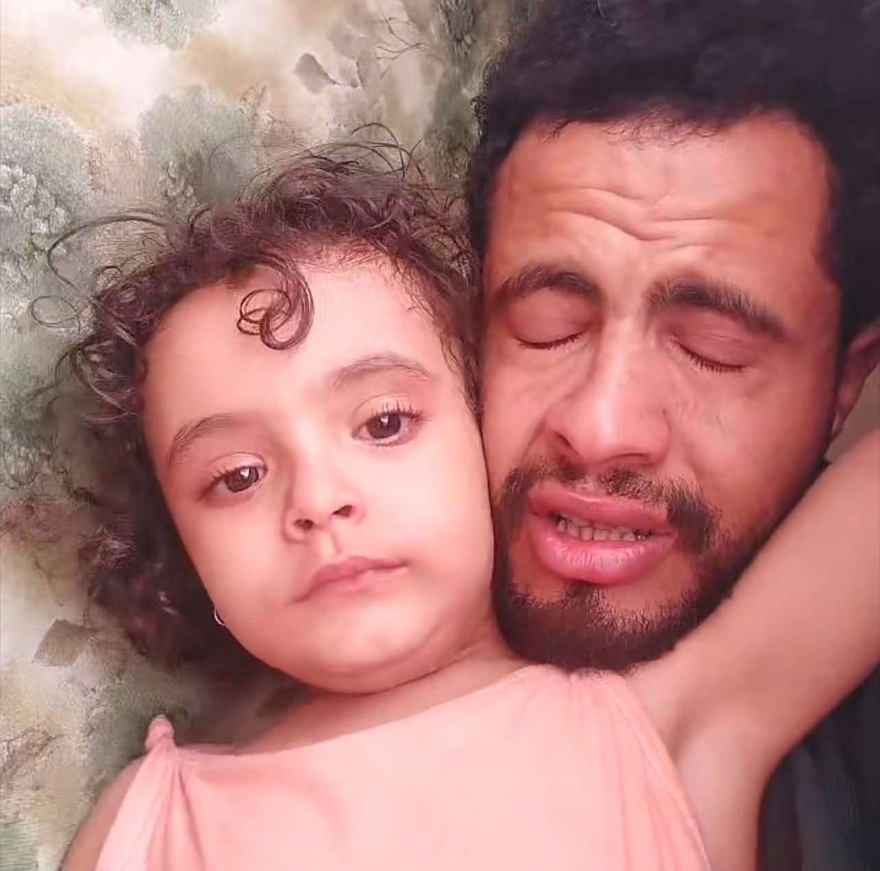 مشهد وداع أب لابنته قبل سفره للغربة يحصد تفاعلًا واسعًا على مواقع التواصل