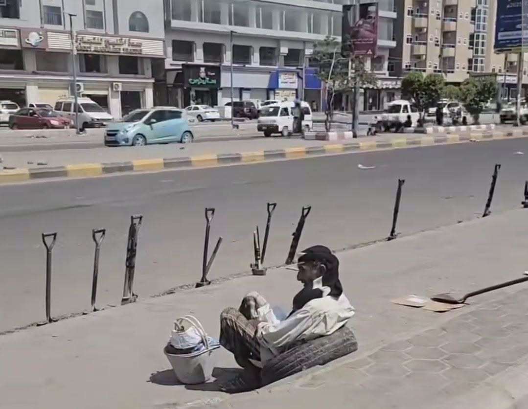 تحت شمس عدن الحارقة.. مسنٌّ يصارع الحر والجوع في انتظار 