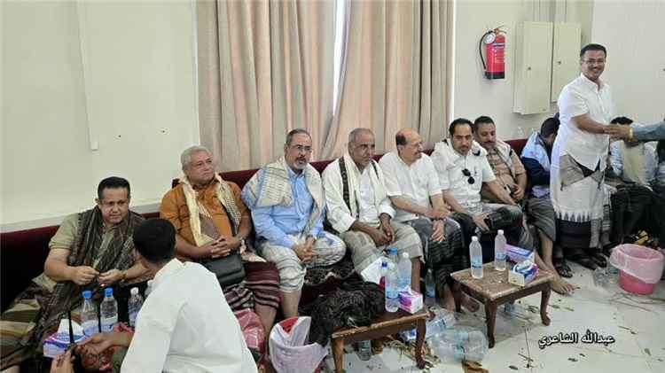لقاء يجمع رئيس الوزراء وقيادات حكومية ورئيس المجلس الانتقالي بعدن