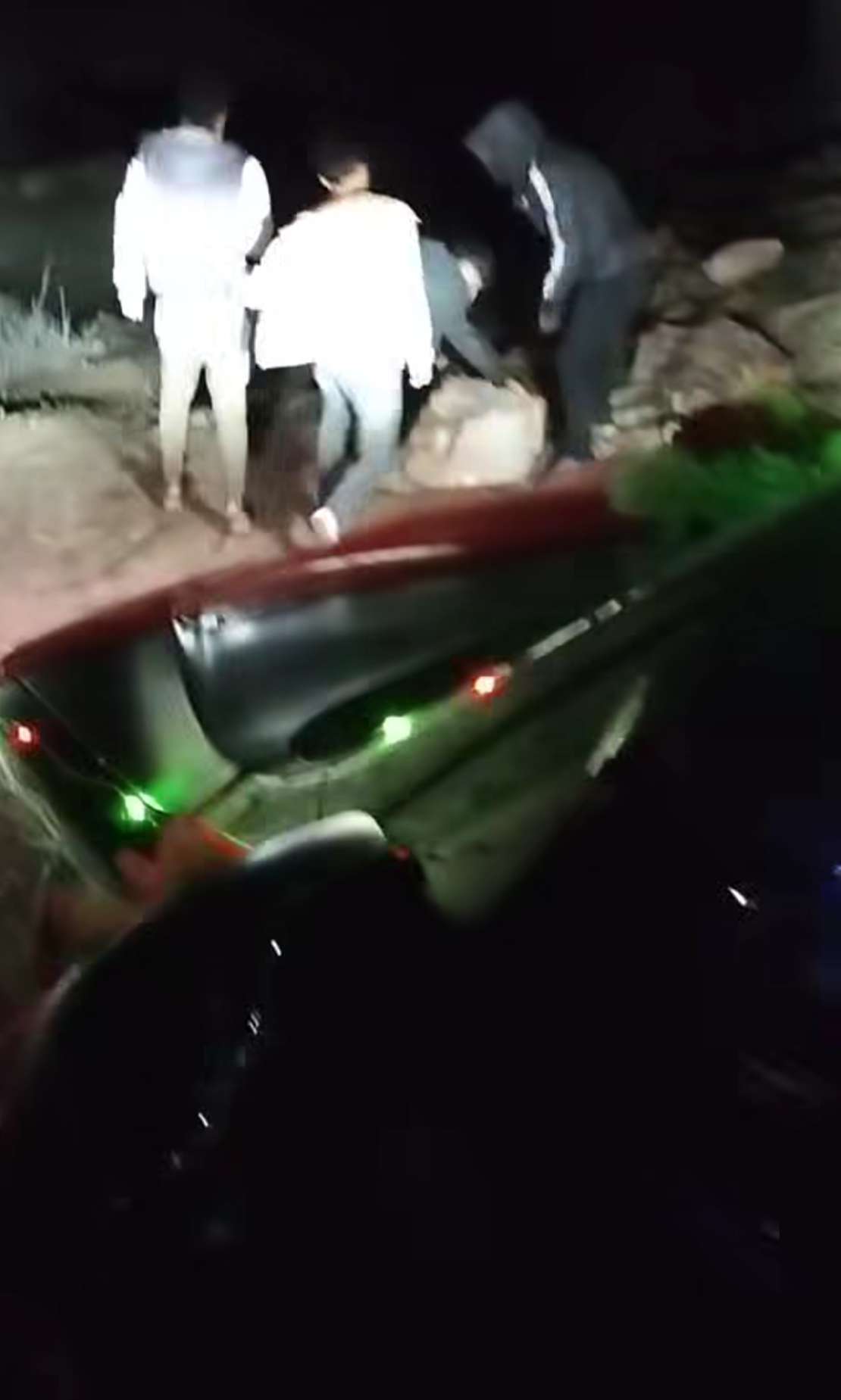 اعتداء على موكب عريس في الشعيب بالضالع.. قطع طريق ورشق سيارات بالحجارة