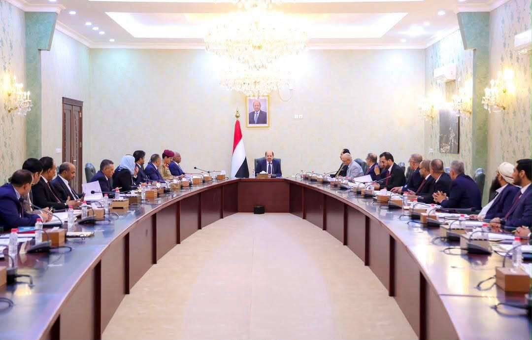 الحكومة اليمنية تدين الهجمات الإرهابية الحوثية على سفن الشحن البحري وتؤكد اتخاذ كافة الإجراءات لردع التهديد