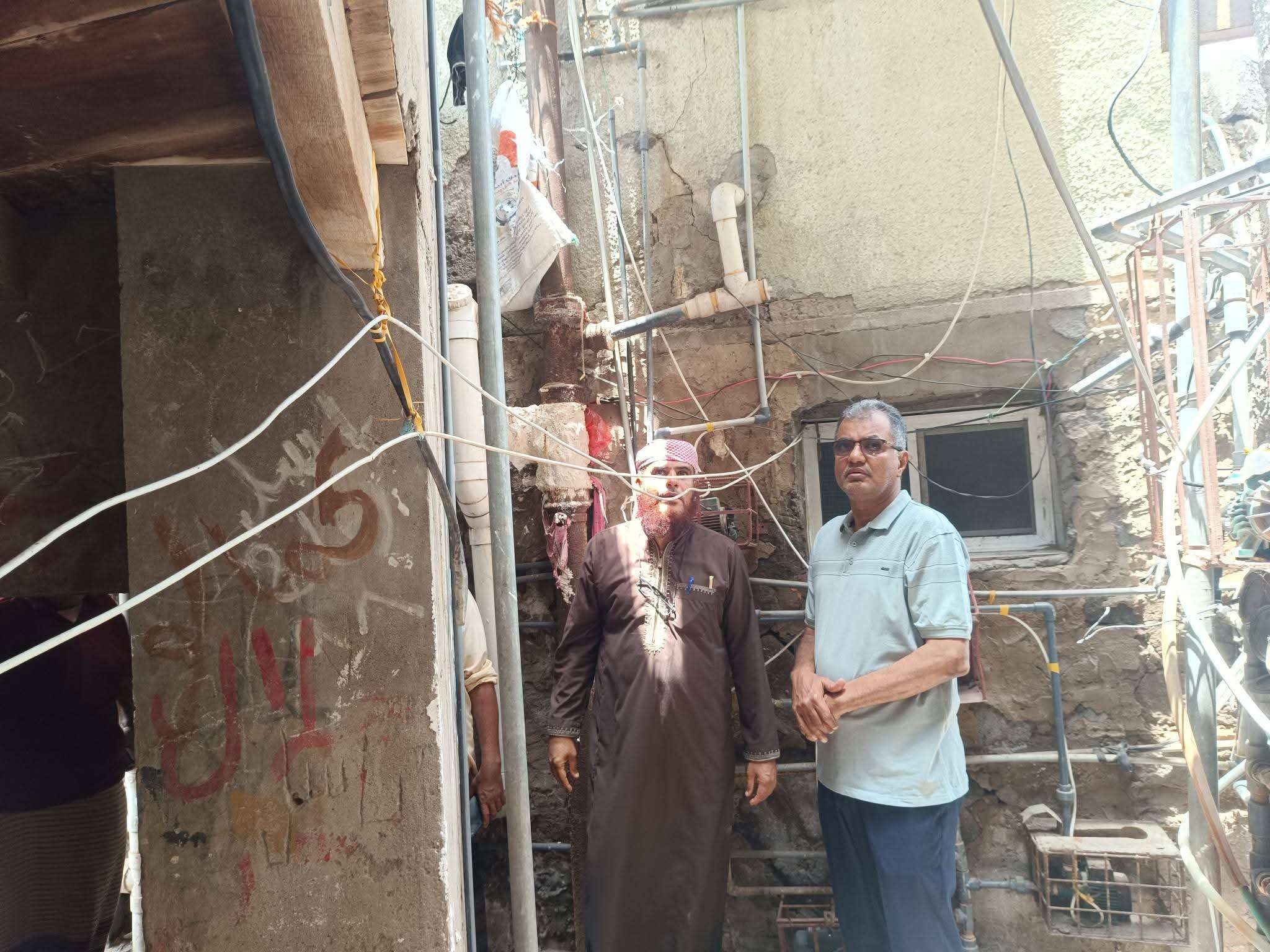 انهيار جزئي لعمارة في المعلا وعدنان القلعة يتحرك فورا