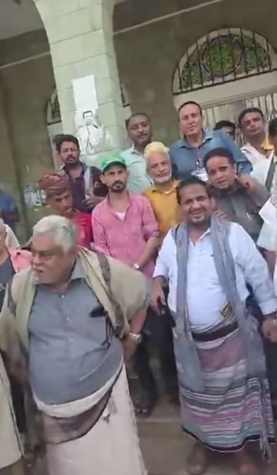استياء في الحديدة بعد فصل أكثر من 30 موظفًا من أبناء تهامة واستبدالهم بآخرين