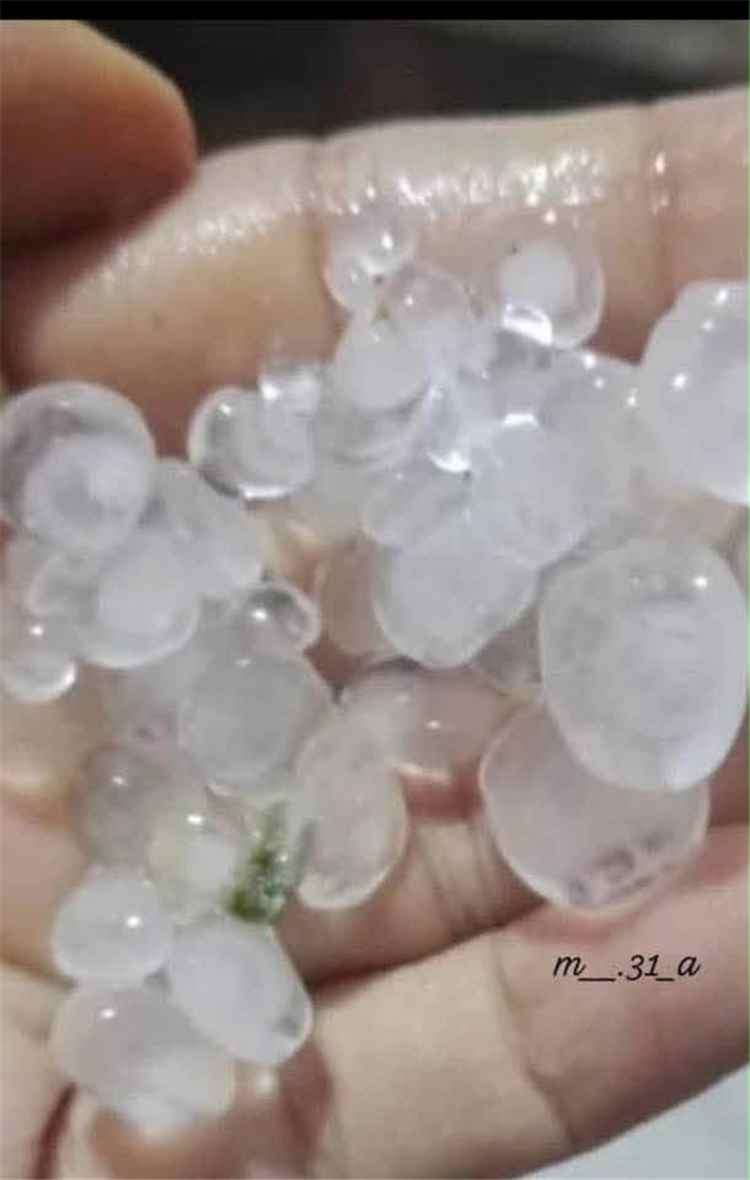 أمطار وبَرَد ينعشان أجواء لحج وسط ترقب لهطولها في عدن