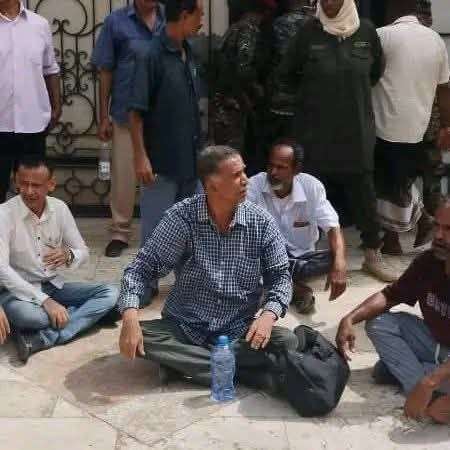عاجل | قوة عسكرية تقتحم مبنى نقابة عمال الجنوب في عدن وتُصيب رئيس النقابة
