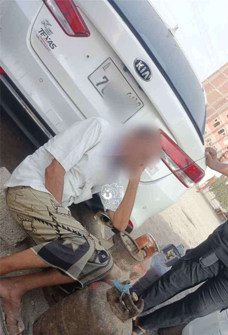 صورة مؤثرة تهز عدن.. خمسيني يفترش الأرض منذ الفجر بانتظار أسطوانة غاز