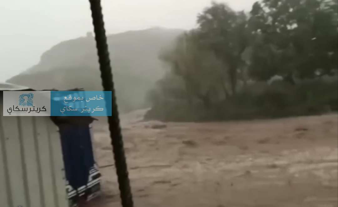 سيول عارمة تجرف مركبات وبسطات المواطنين