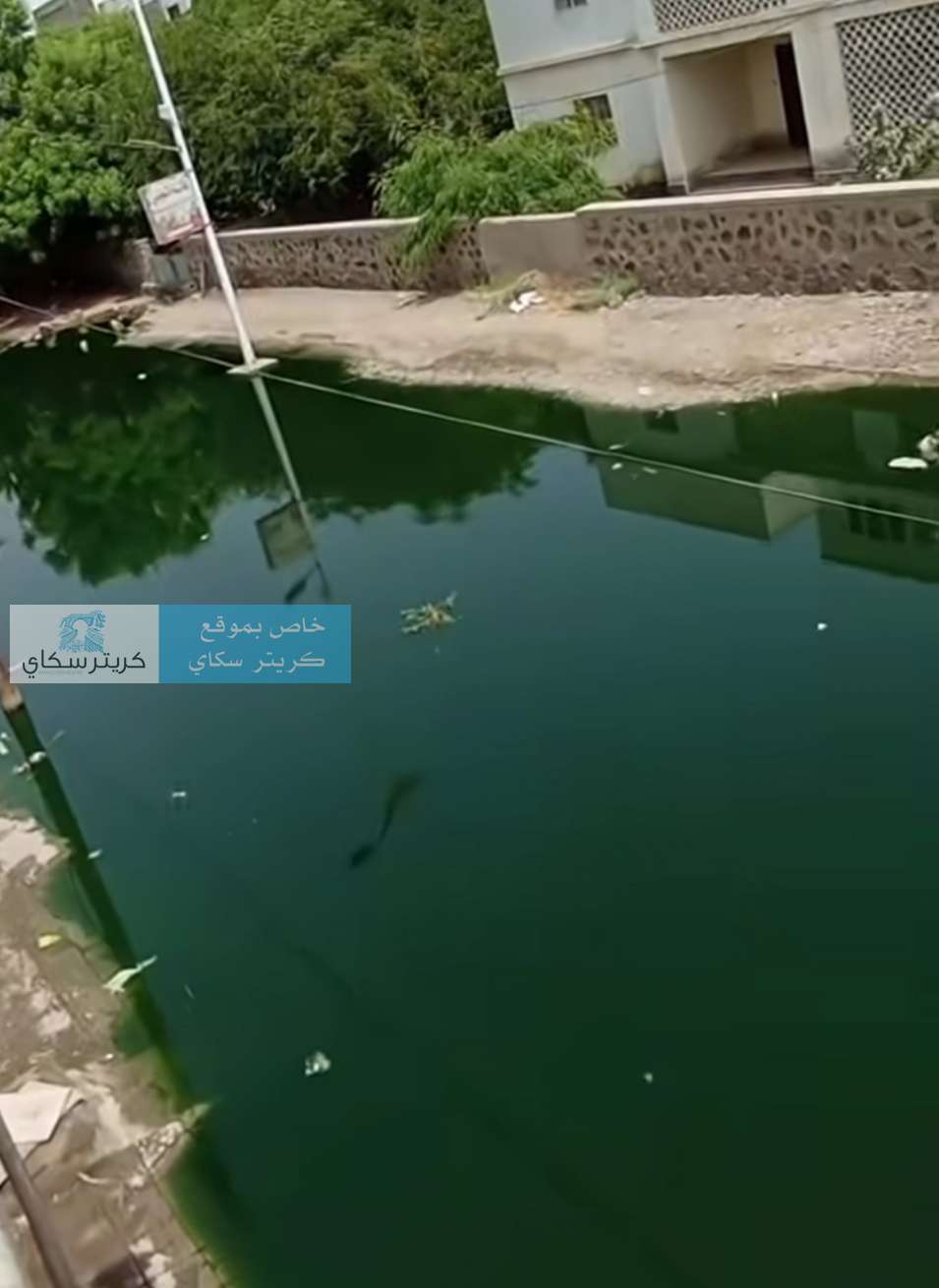 مياه الصرف الصحي تغرق مدينة الشعب وتحاصر السكان داخل منازلهم