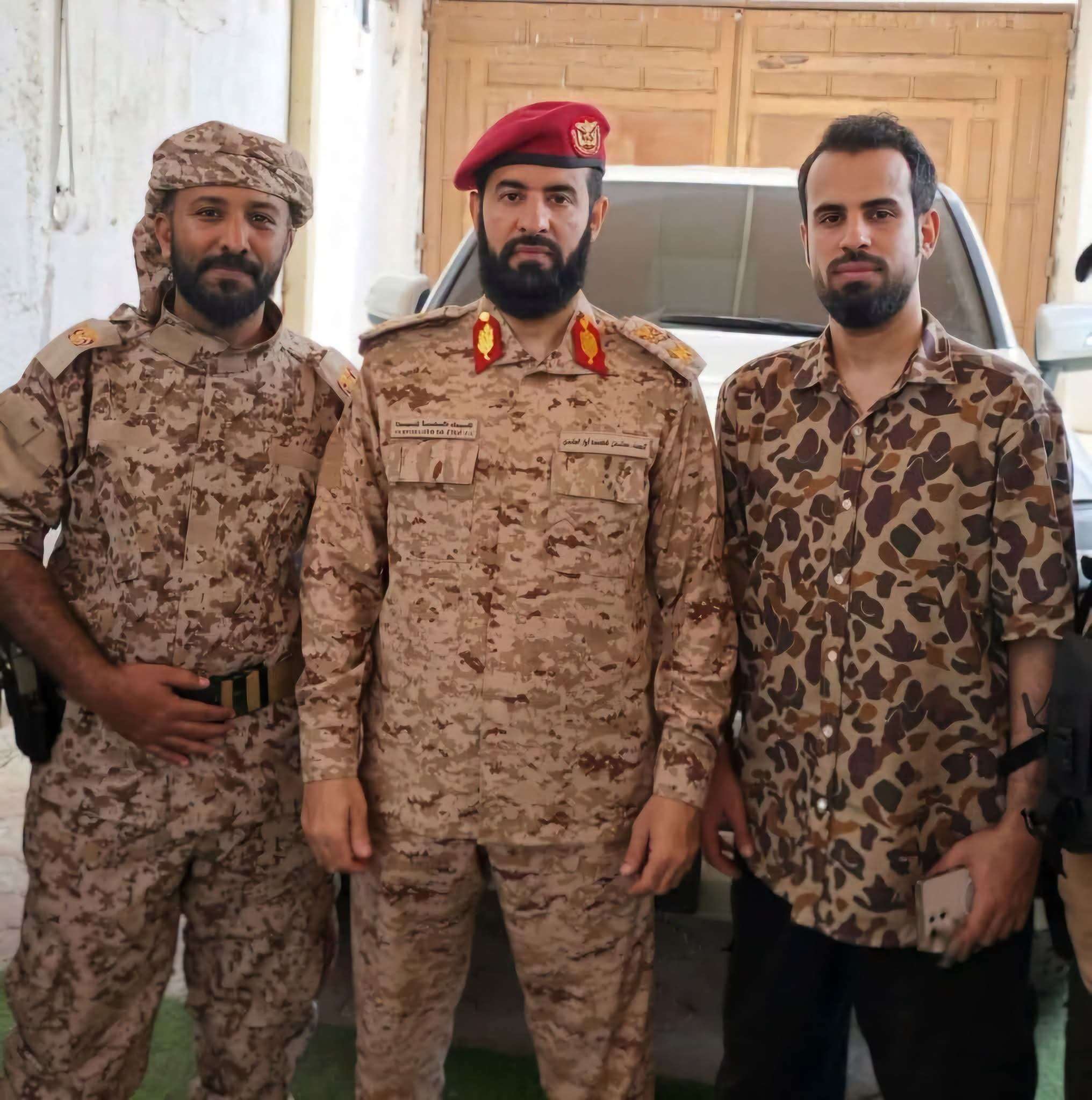 أول ظهور لمحافظ أبين بالبدلة العسكرية(صورة)