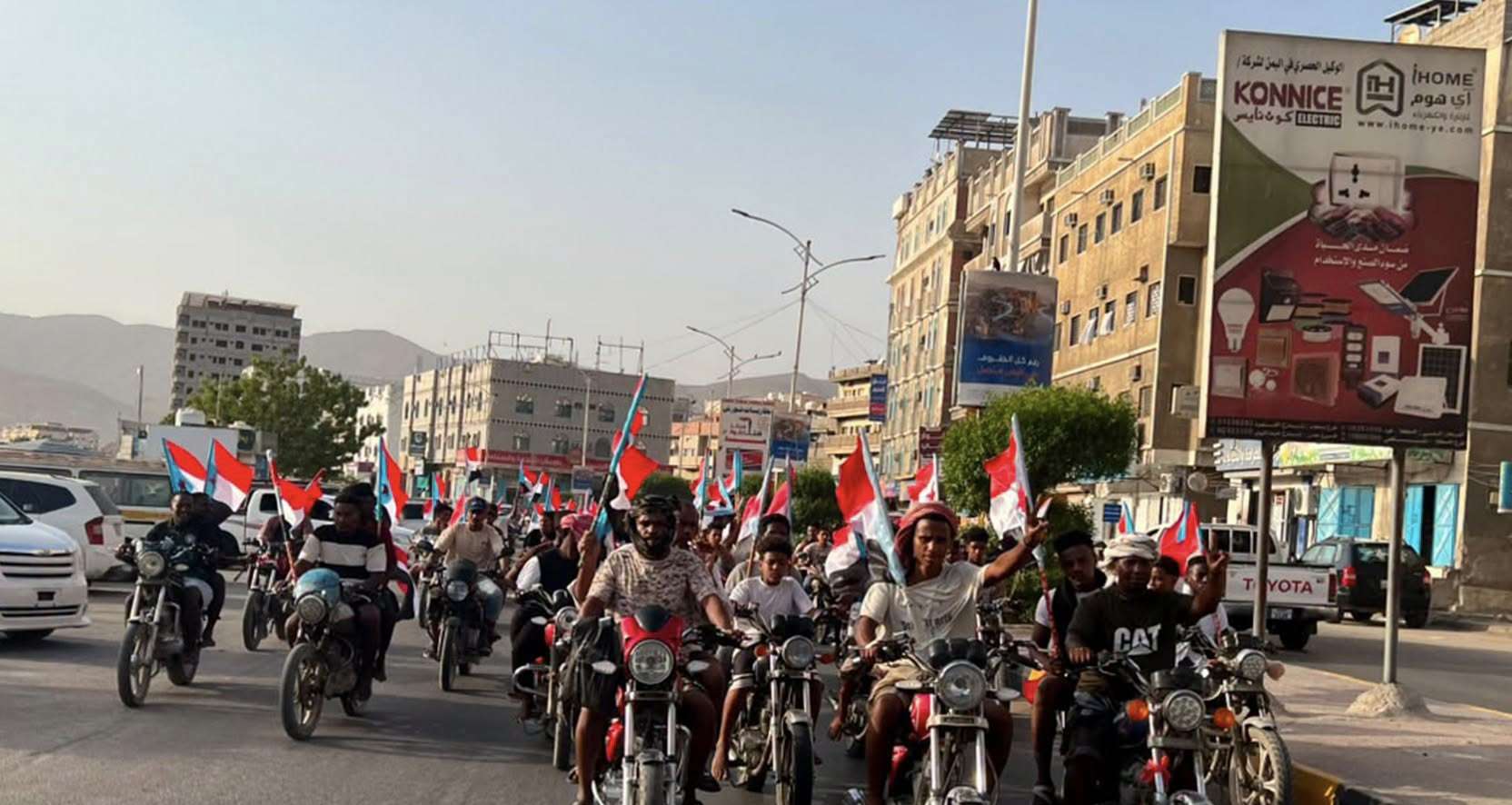 عاجل: انطلاق مسيرة بالدراجات النارية لأنصار الانتقالي في شوارع المكلا